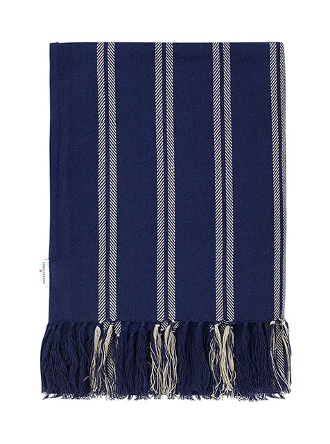 Flatlay-bild av en textil produkt fotograferad ovanifrån mot ljus bakgrund. Bilden används i en guide om produktfotografering för att visa hur plana produkter, som textilier och accessoarer, kan presenteras med tydlig form, struktur och materialkänsla utan perspektivförvrängning, vilket är vanligt inom produktfotografering för e-handel och dokumentation.